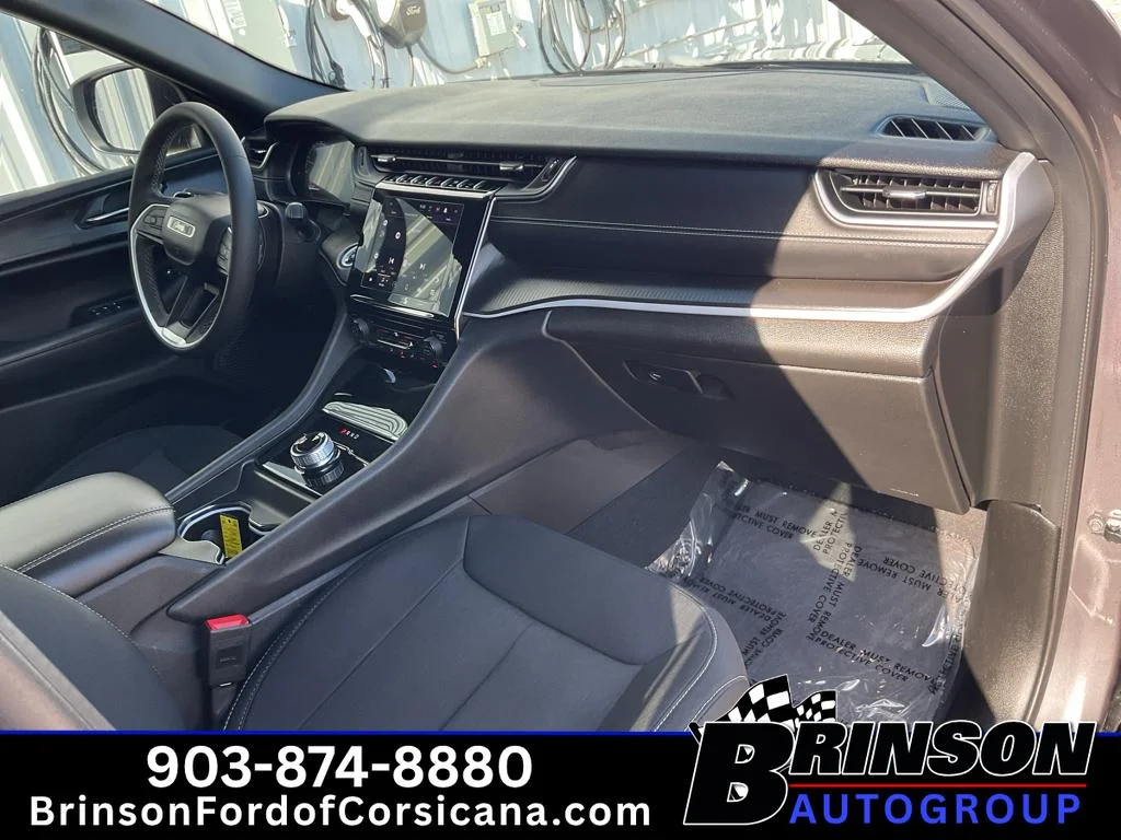 Used 2024 Baltic Gray Metallic Clearcoat Jeep Laredo X image 25