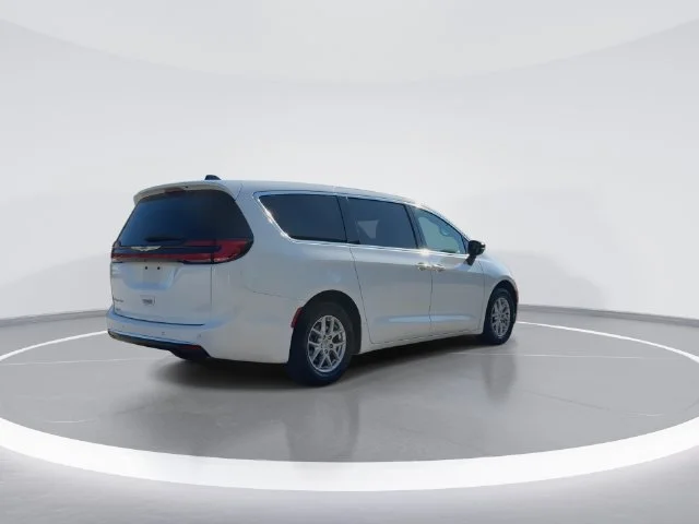 Used 2025 White Chrysler Select image 8