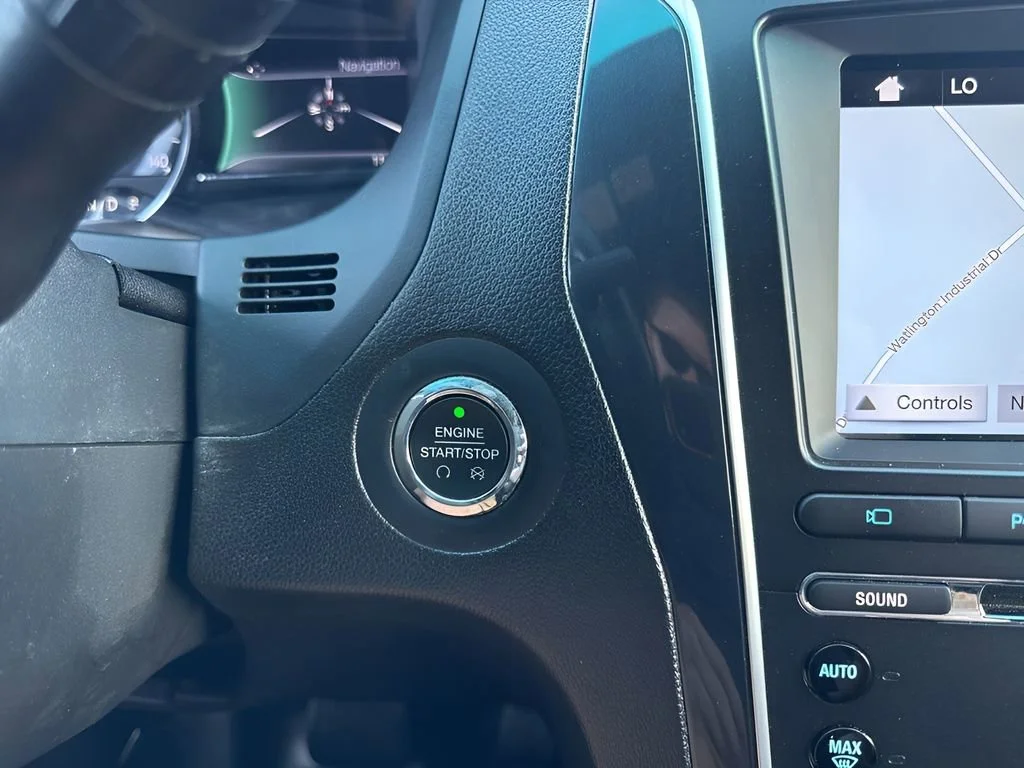 Used 2017  Ford Limited image 25