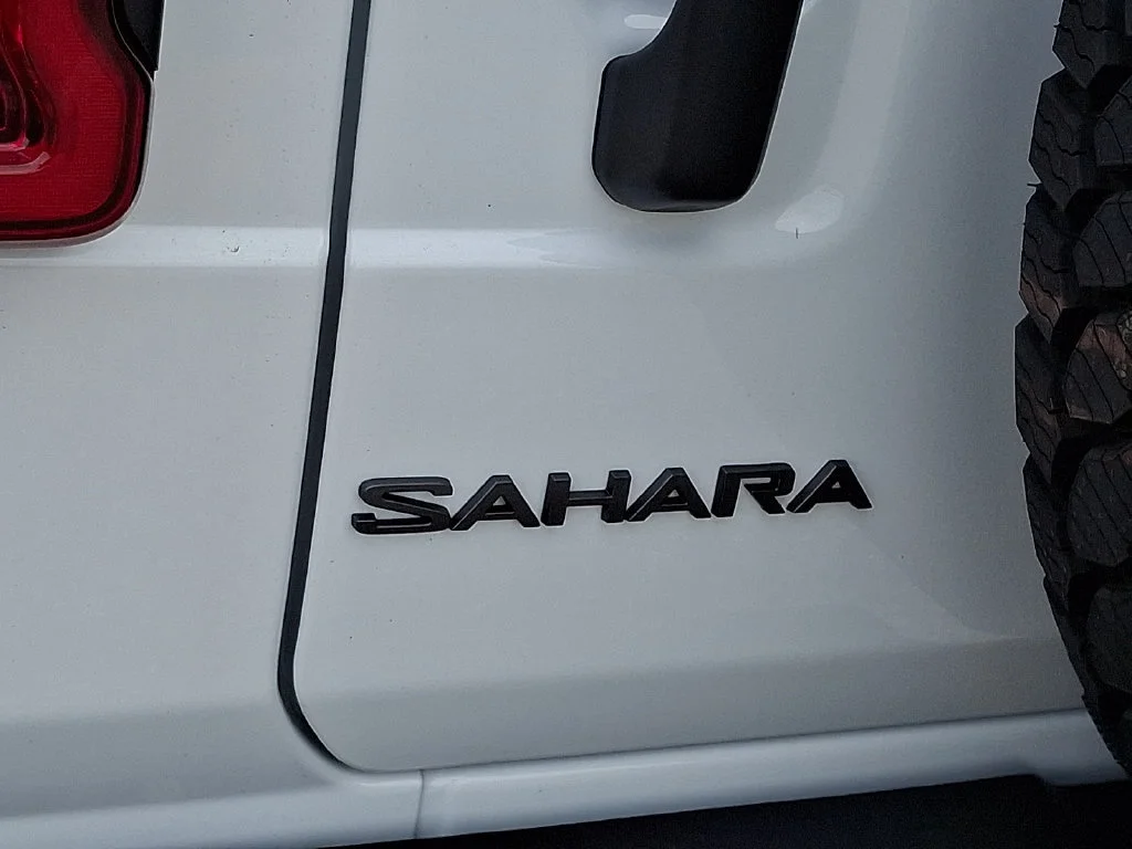 New 2026 Bright White Clear-Coat Exterior Paint Jeep Sahara image 21