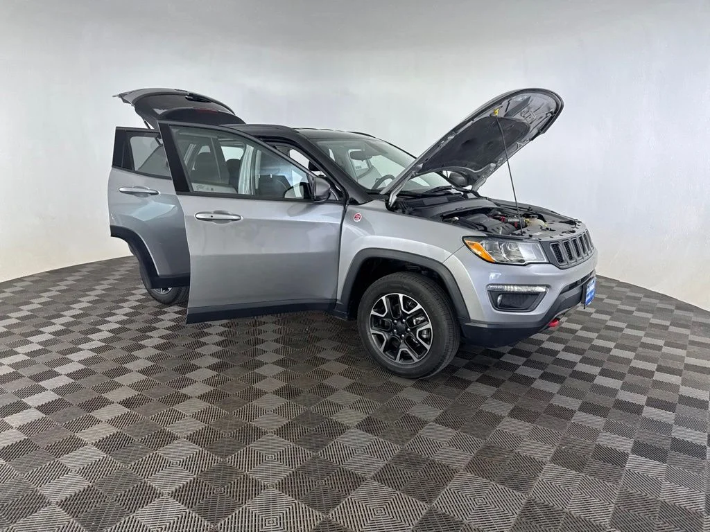 Used 2019 Silver Jeep Trailhawk image 13