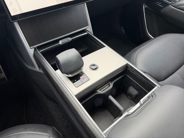 Used 2024  Land Rover SE image 24