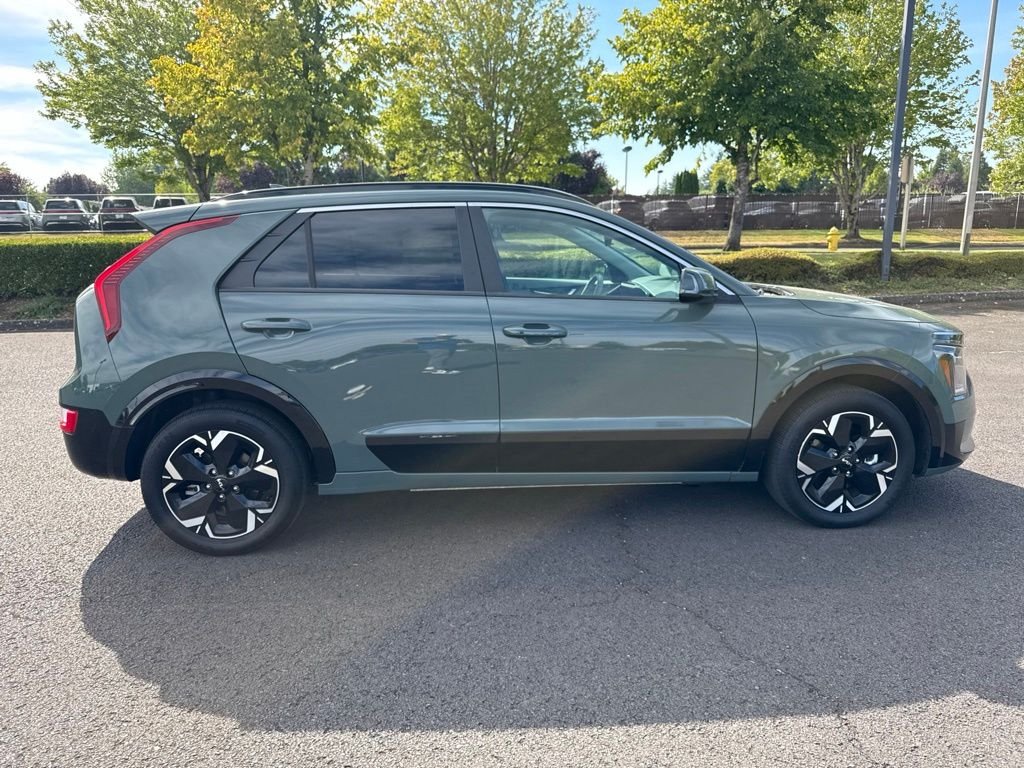 Used 2023 Cityscape Green Kia Wind image 8