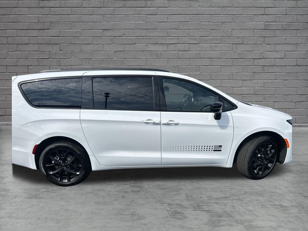 New 2027 Bright White Clear-Coat Exterior Paint Chrysler Select image 7