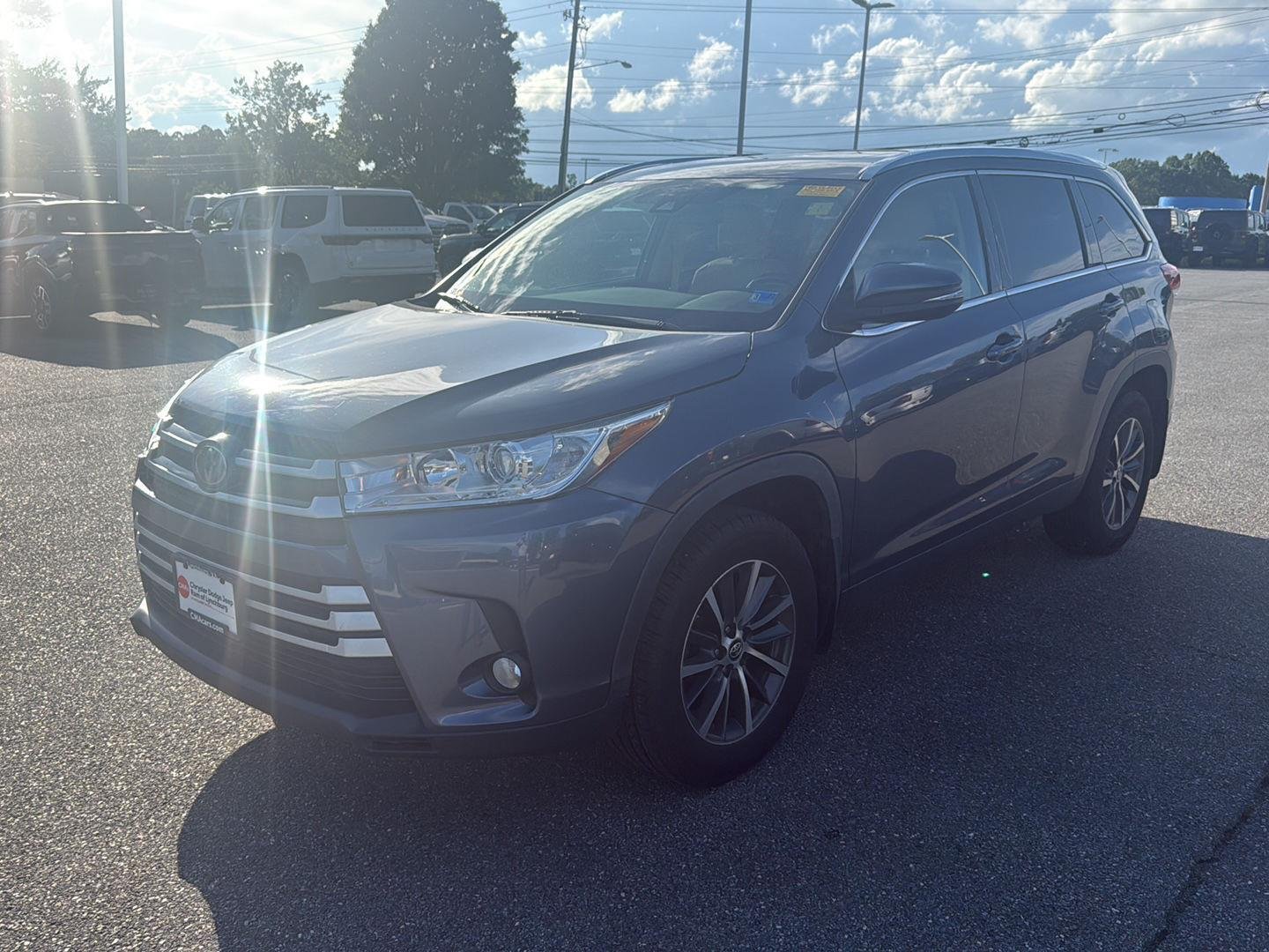 Used 2019 Shoreline Blue Pearl Toyota XLE image 3