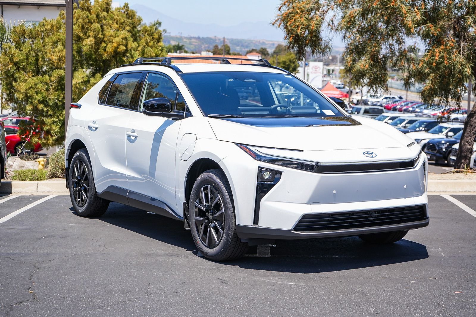 New 2026 Wind Chill Pearl <sup>1</sup> Toyota  XLE image 3