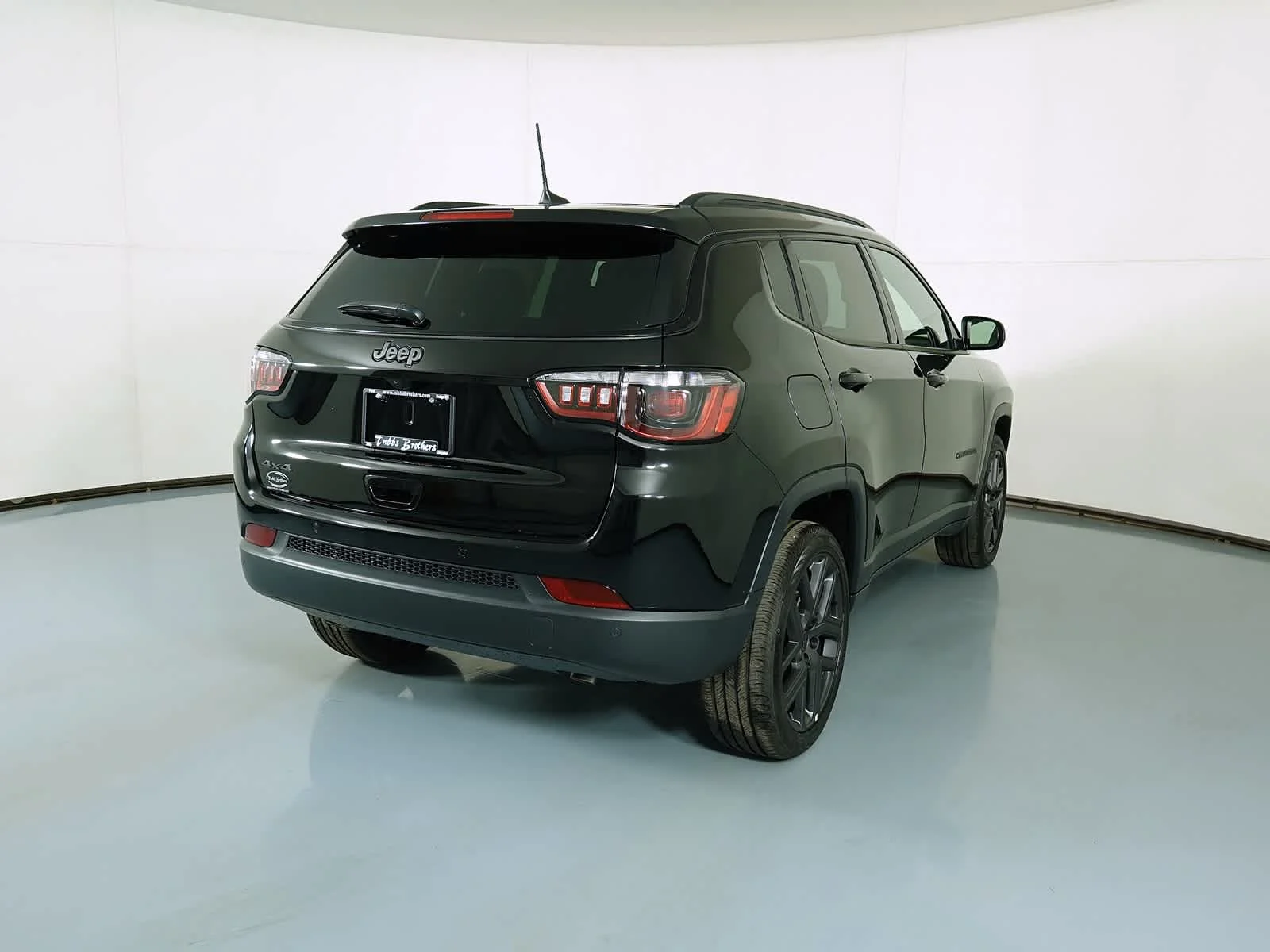 New 2026 Diamond Black Crystal Pearl-Coat Exterior Paint Jeep Limited Altitude image 3