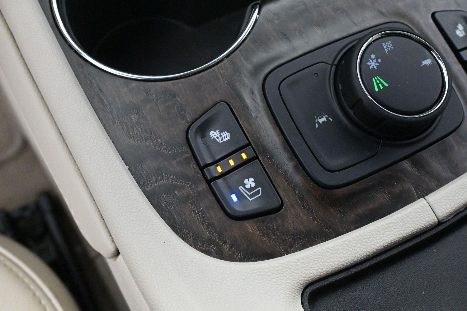 Used 2023 White Frost Tricoat GMC Denali image 22