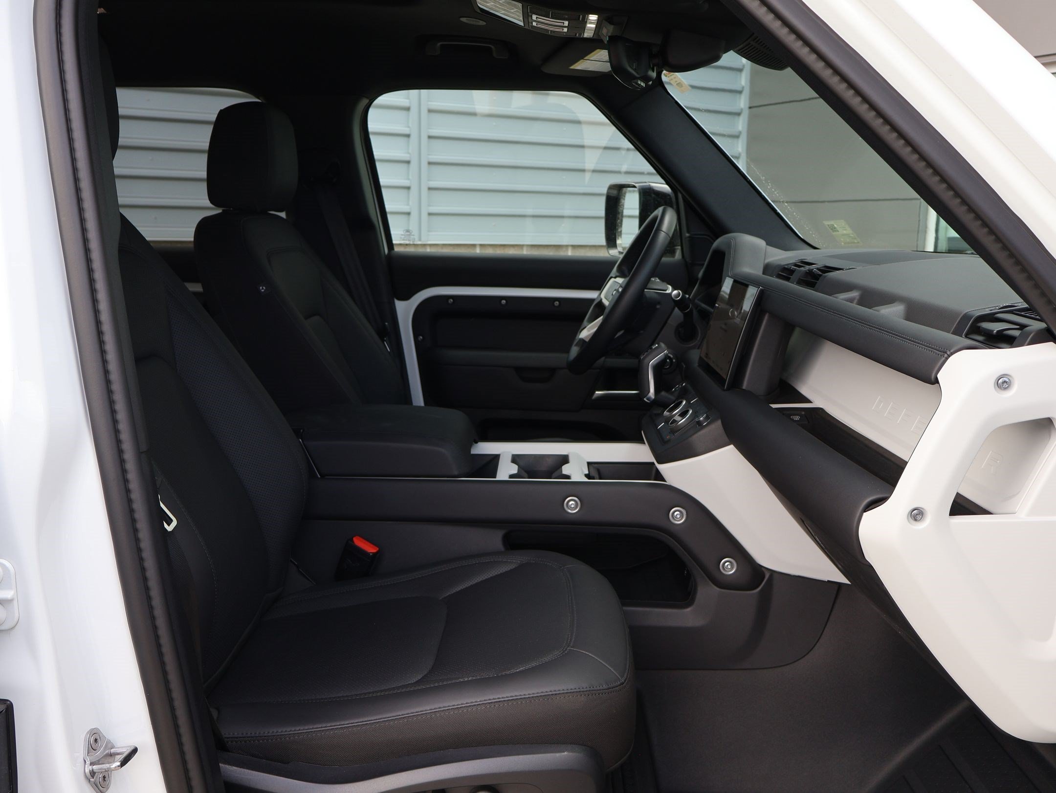 Used 2025 Fuji White Land Rover 110 P300 S image 31