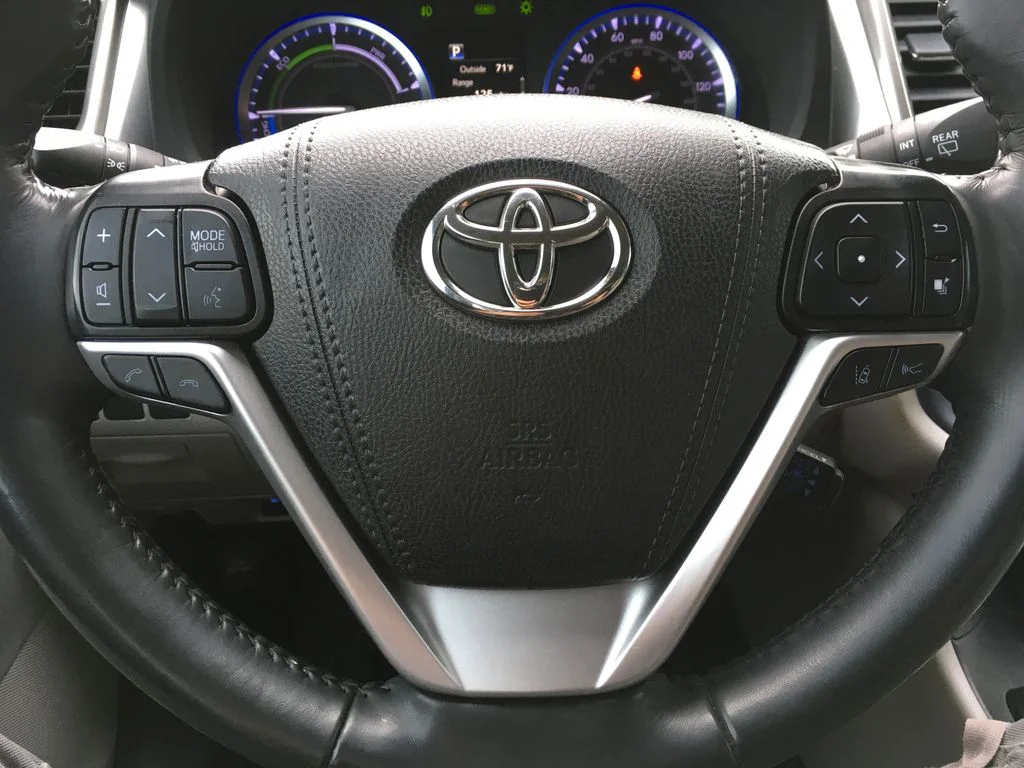Used 2019 White Toyota XLE image 15