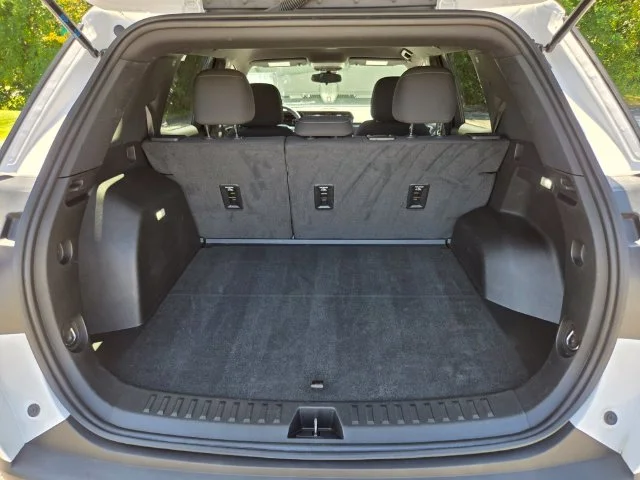 Used 2025 White GMC Elevation image 19