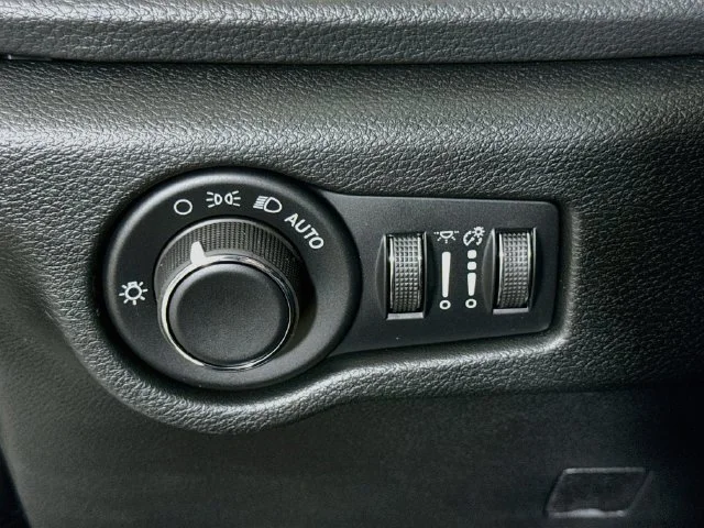 New 2027 White/off-white Chrysler Limited image 10