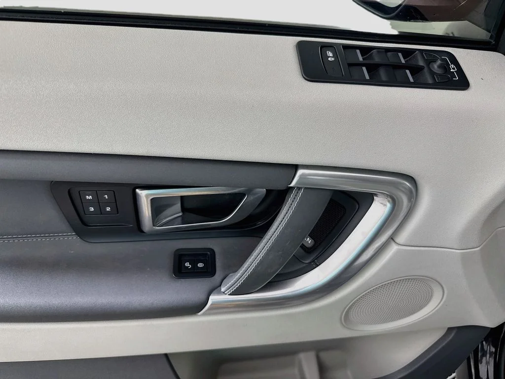 Used 2017 Black Land Rover HSE image 18