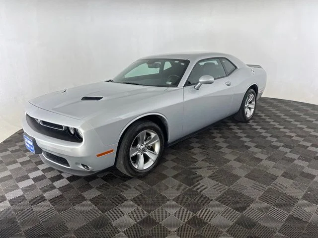 Used 2022 Silver Dodge SXT image 4