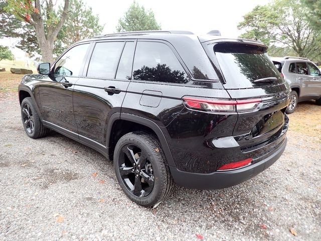 New 2025 Diamond Black Crystal Pearl-Coat Exterior Paint Jeep Altitude X image 3