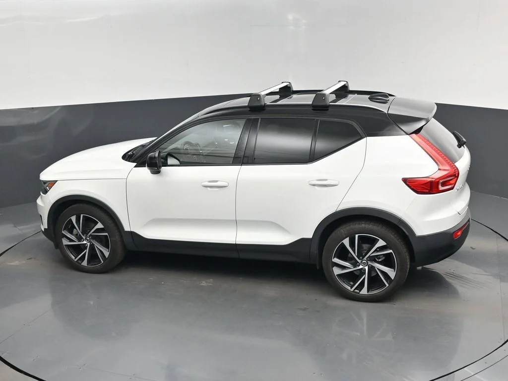 Used 2022 White Volvo R-Design image 14