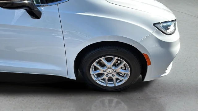 Used 2025 White Chrysler Select image 36