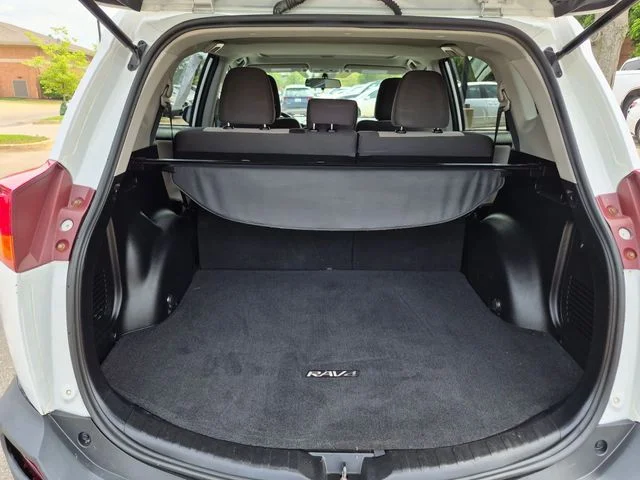 Used 2015 White Toyota XLE image 21