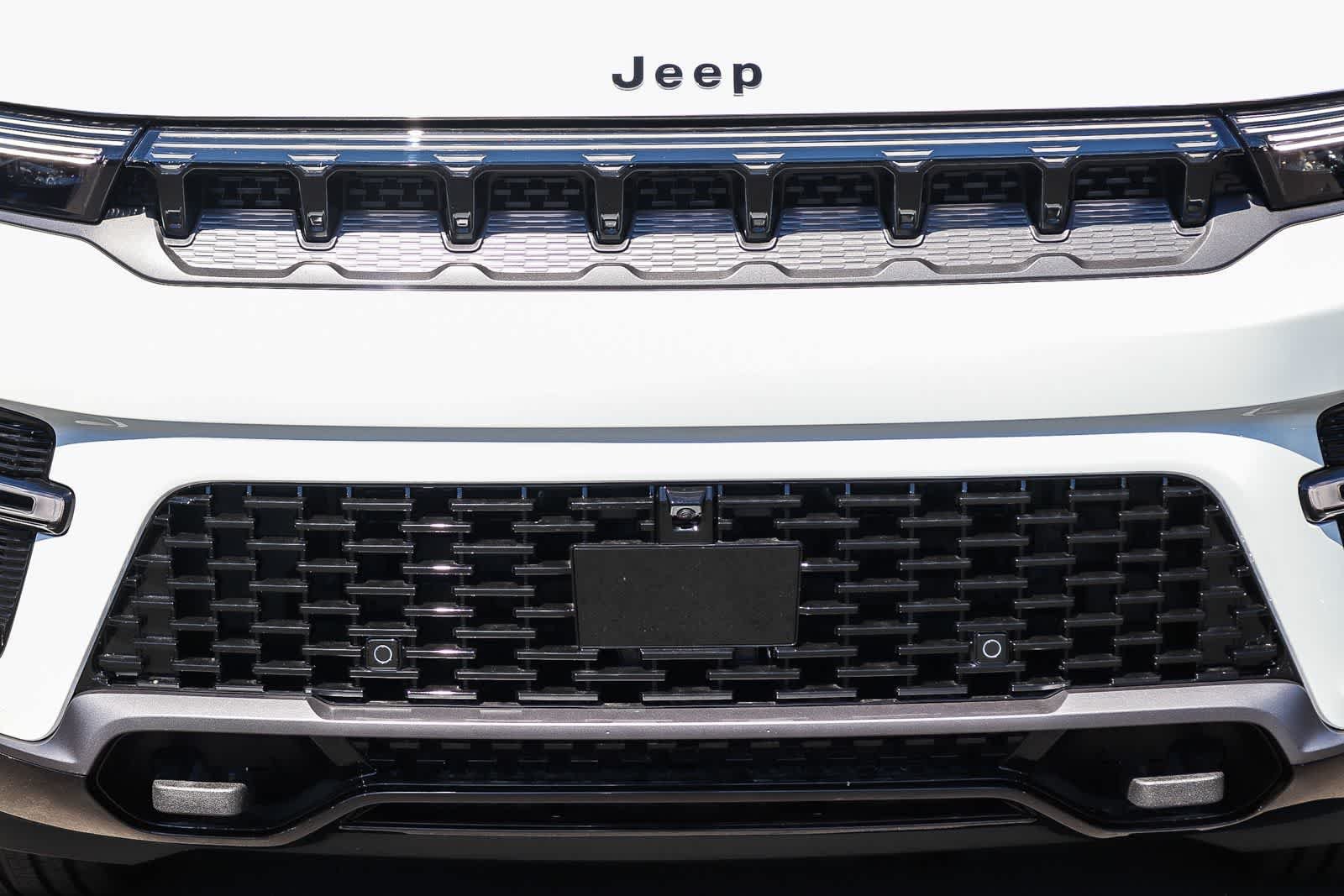 New 2026 Bright White Clear-Coat Exterior Paint Jeep Summit Reserve image 9
