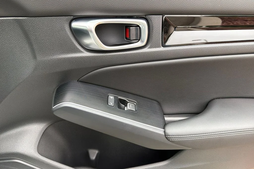 Used 2025 Platinum White Pearl Honda Sport Touring image 21