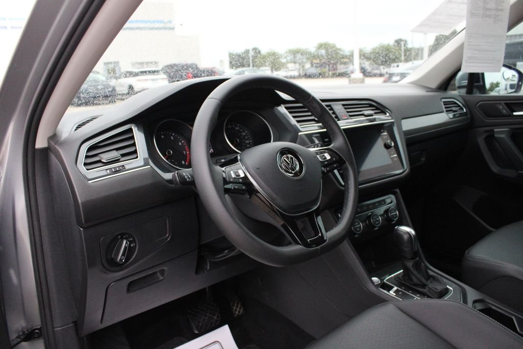 Used 2020 Pyrite Silver Metallic Volkswagen 2.0T SE image 2