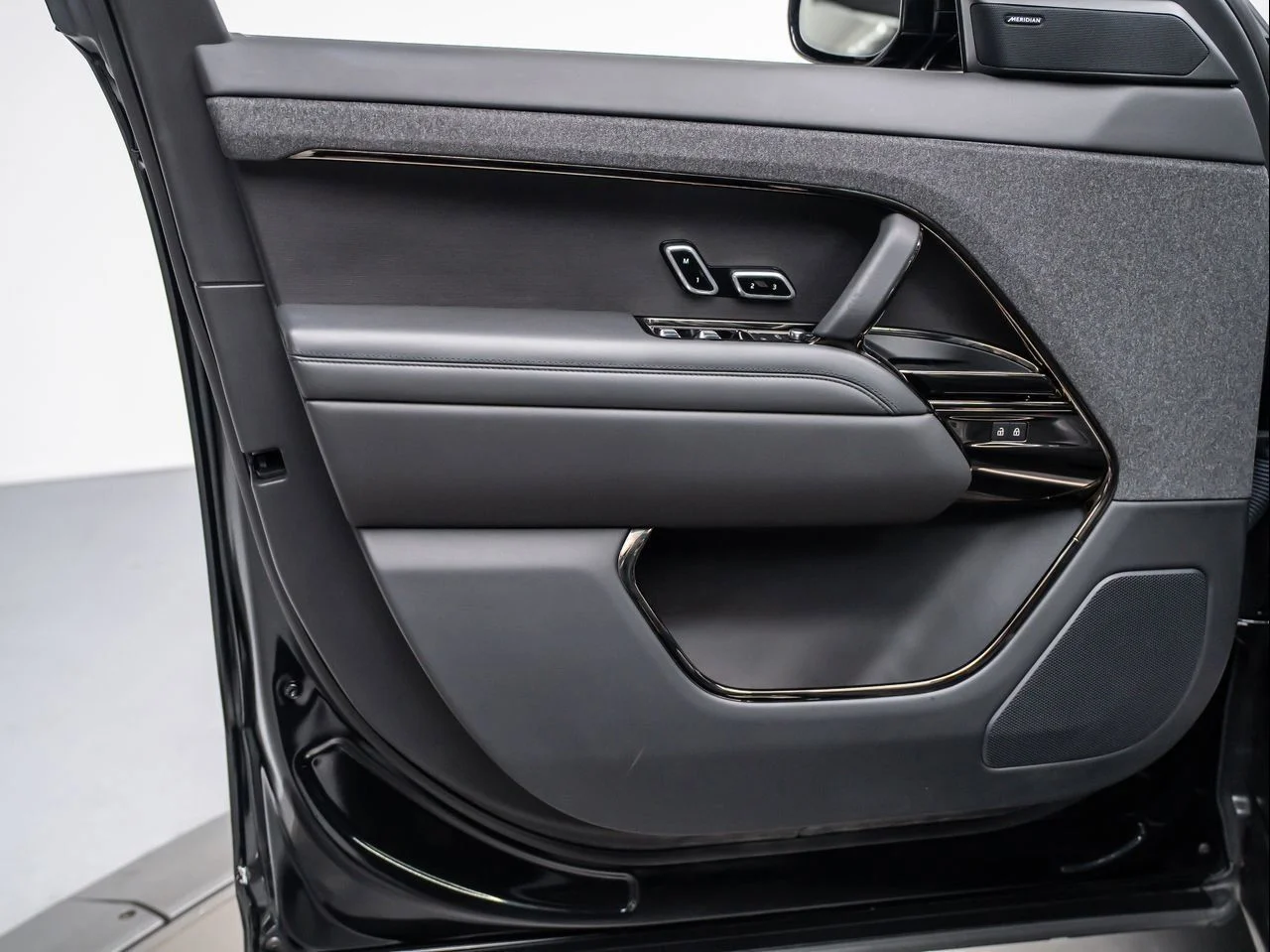 Used 2023 Black Land Rover SE Dynamic image 16