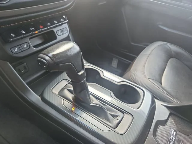 Used 2021 SUMMIT WHITE GMC 4WD AT4 w/Leather image 23
