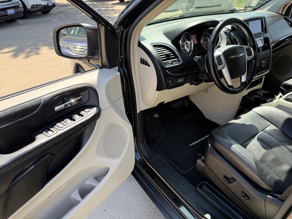 Used 2014 Brilliant Black Crystal Pearlcoat Chrysler Touring image 11