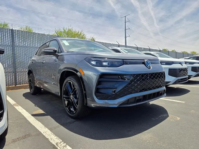 2026 Volkswagen Tiguan 2.0T SE R-Line Black 4Motion's photo