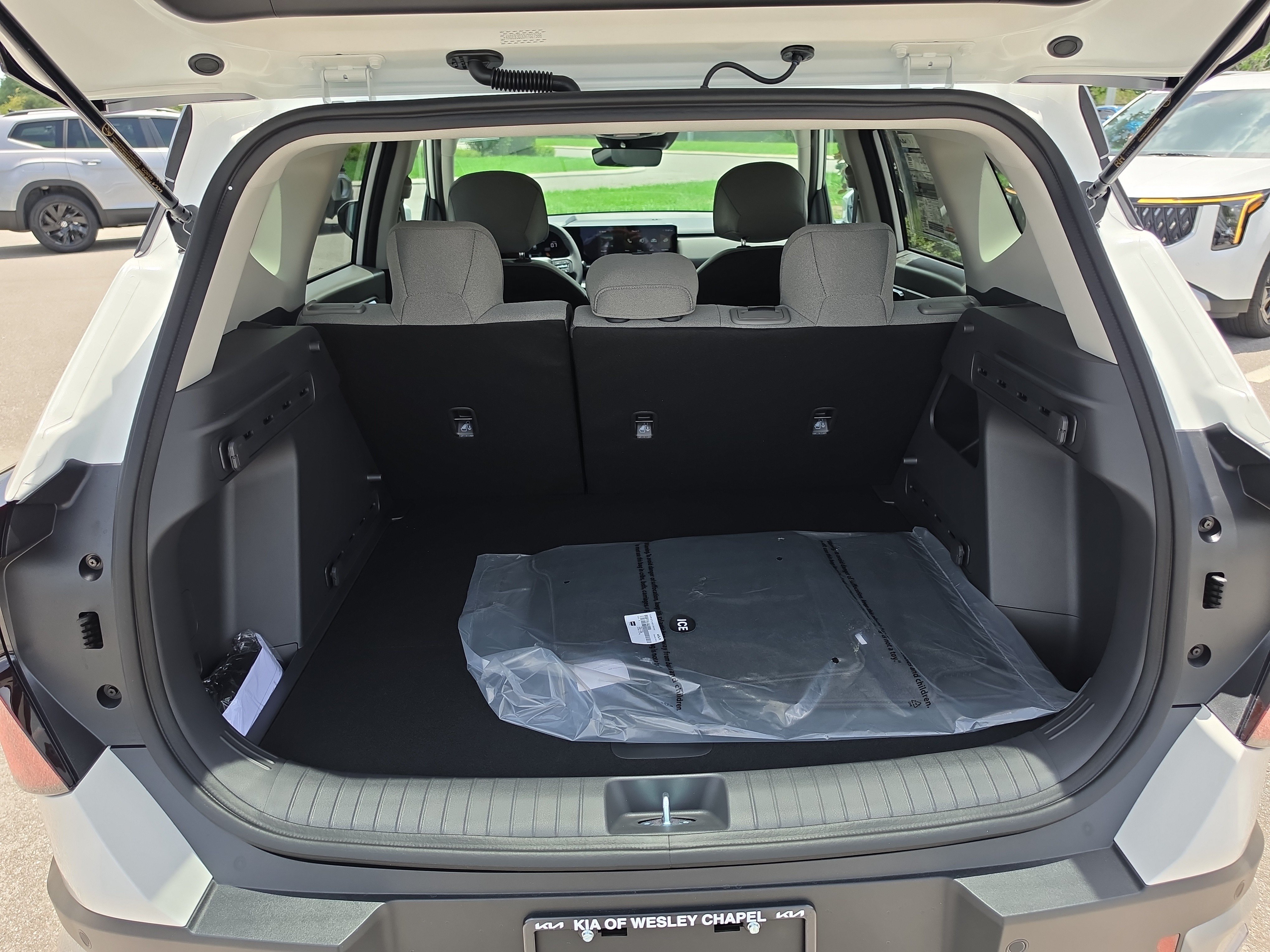 New 2027 Snow White Pearl Kia LX image 10