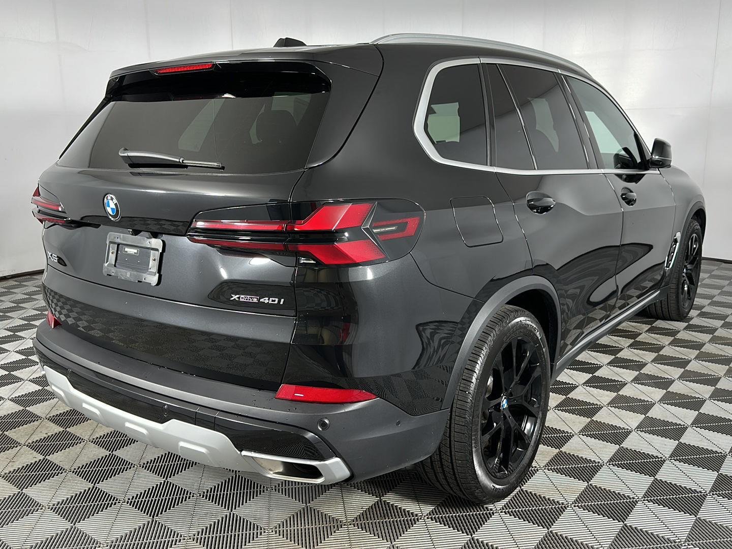 Used 2024 Black Sapphire Metallic BMW xDrive40i image 30