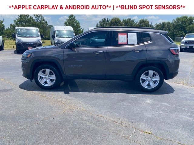 Used 2022 Granite Crystal Clearcoat Metallic Jeep Latitude image 5