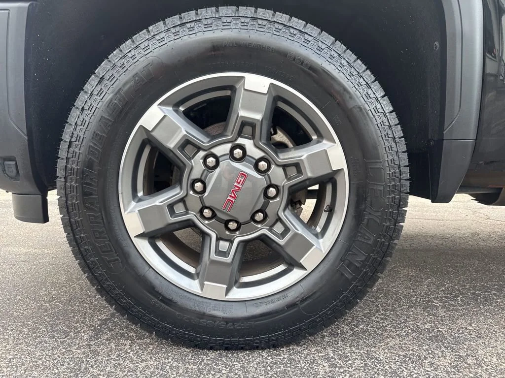 Used 2025 Onyx Black GMC SLE image 12