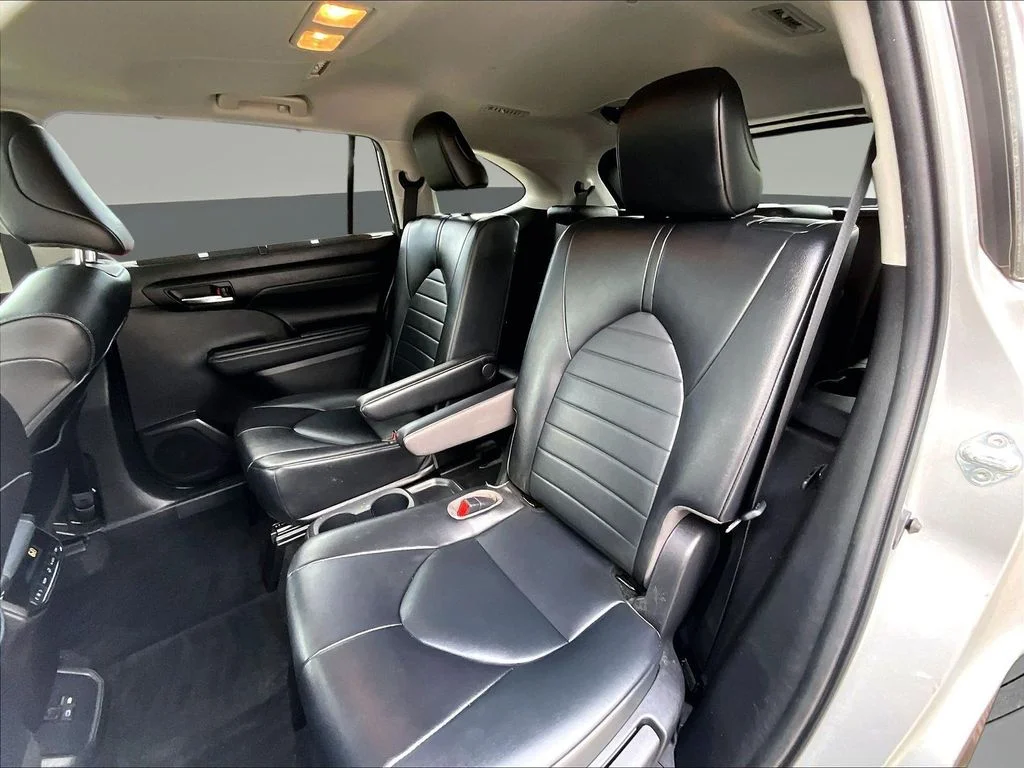 Used 2022 Silver Toyota XLE image 26