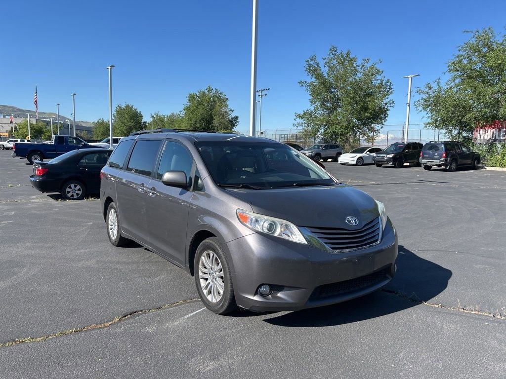 2017 Toyota Sienna XLE V6 8-Passenger's photo