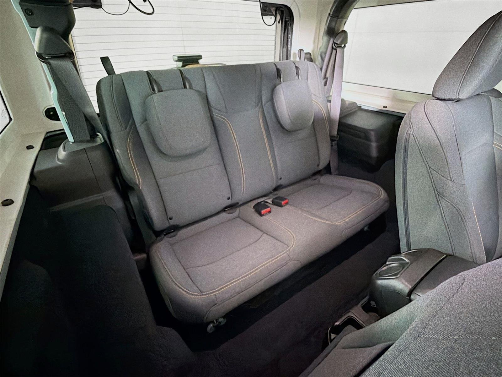 Used 2024 Earl Clearcoat Jeep Sport S image 25