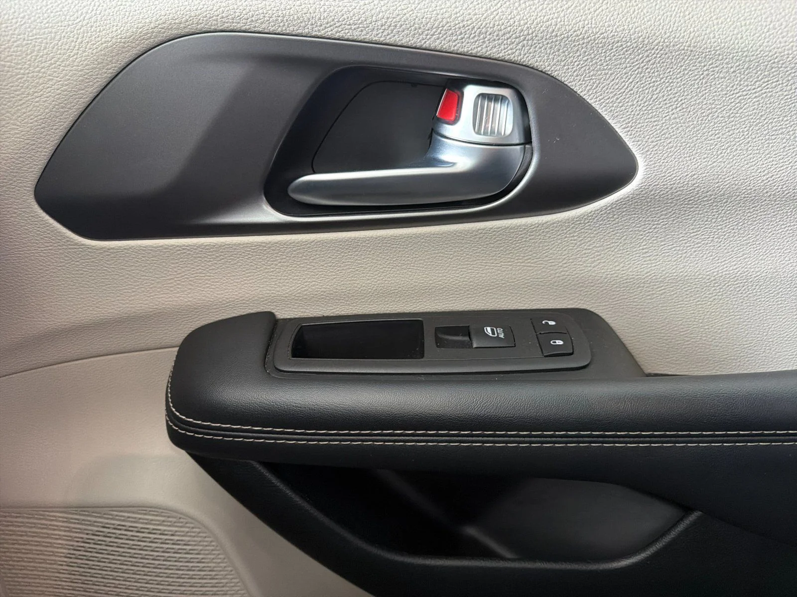 Used 2023 White Chrysler Touring L image 19