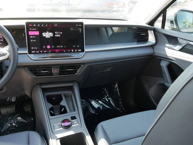 2025 Volkswagen Tiguan SE - Photo 10
