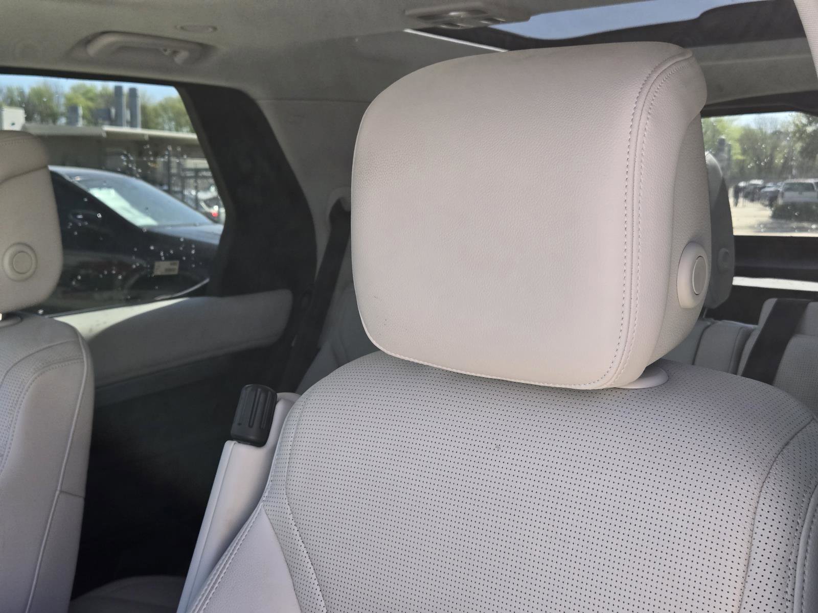 Used 2025 Fuji White Land Rover Dynamic SE image 28
