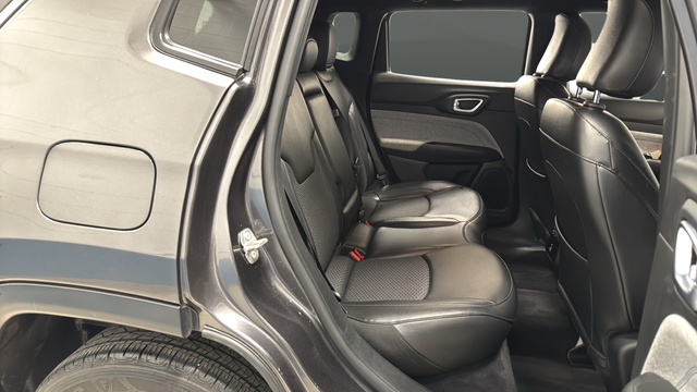 Used 2023 Granite Crystal Metallic Clearcoat Jeep Latitude image 25