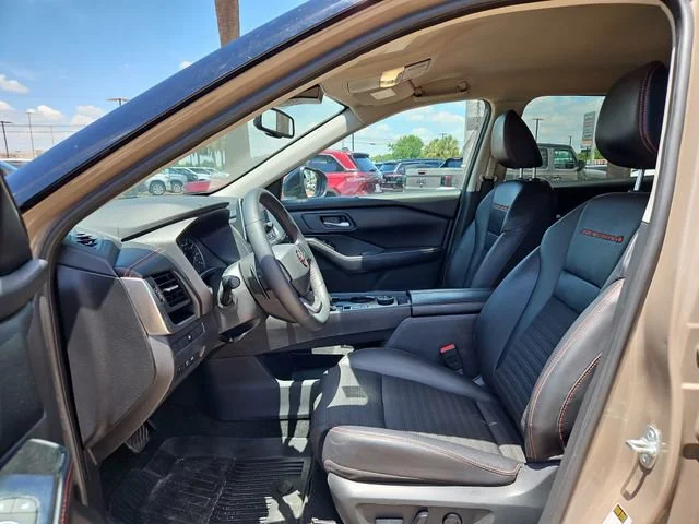 Used 2025  Nissan Rock Creek image 10