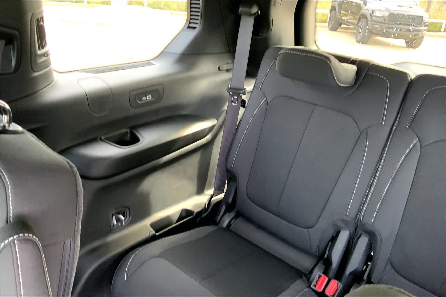New 2026 Diamond Black Crystal Pearl-Coat Exterior Paint Jeep Laredo X image 16
