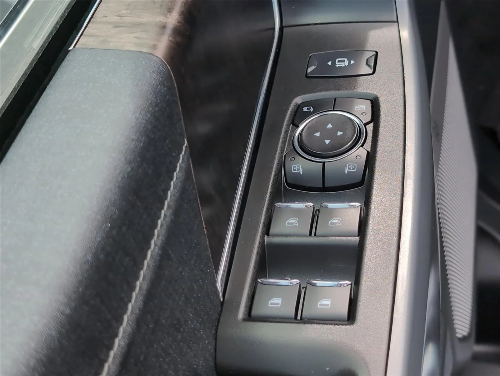 Used 2023 Iconic Silver Ford LARIAT image 16