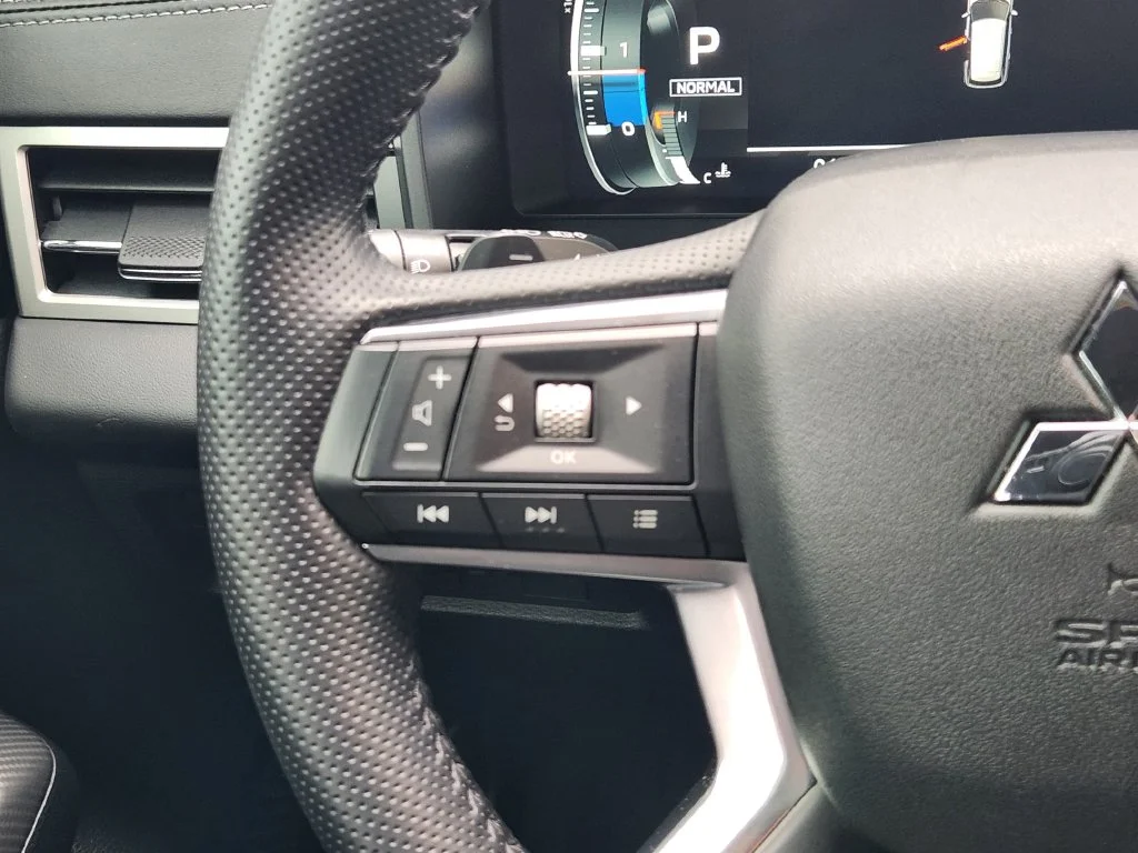 Used 2024  Mitsubishi SE Black Edition image 27
