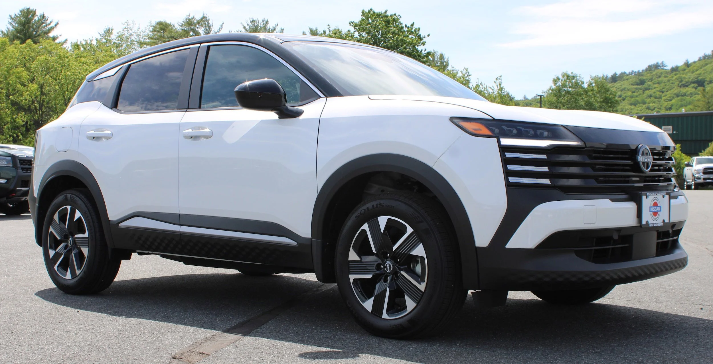 Used 2025 Aspen White Tricoat/Super Black Nissan SV image 4