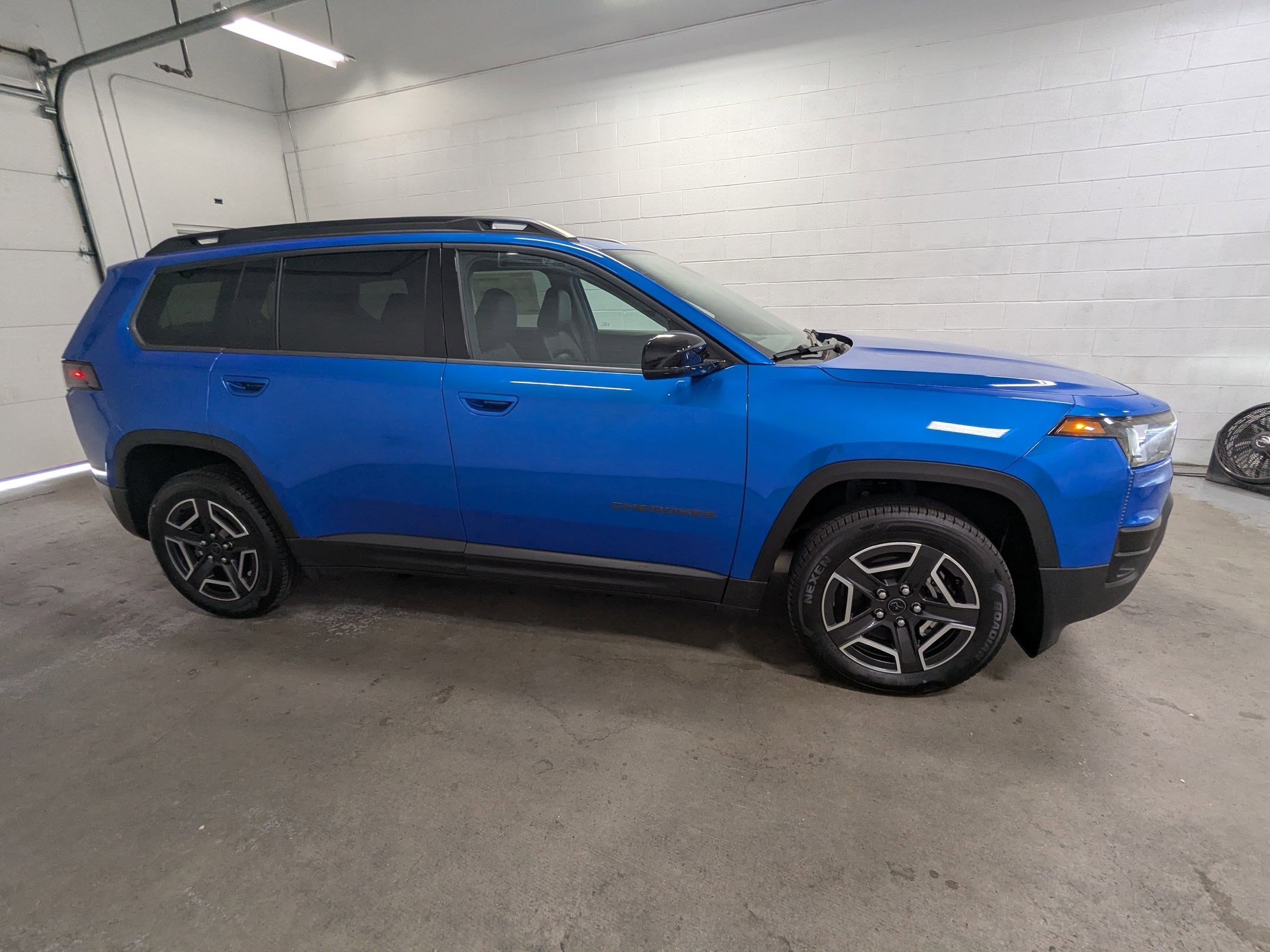 New 2026 Hydro Blue Pearl-Coat Exterior Paint Jeep Limited image 3