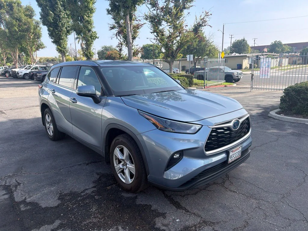 Used 2022  Toyota LE image 7