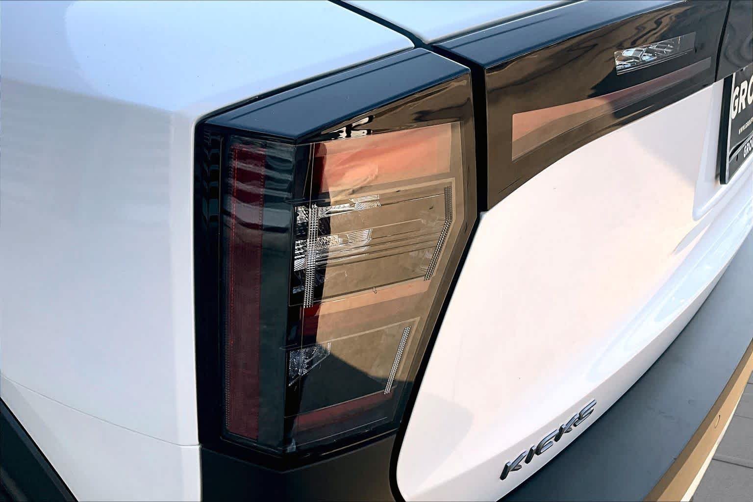 Used 2026 Aspen White Tricoat/Super Black Nissan SV image 28