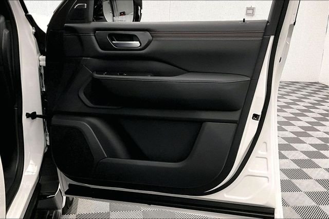 New 2026 Aspen White Tricoat Nissan SL image 39