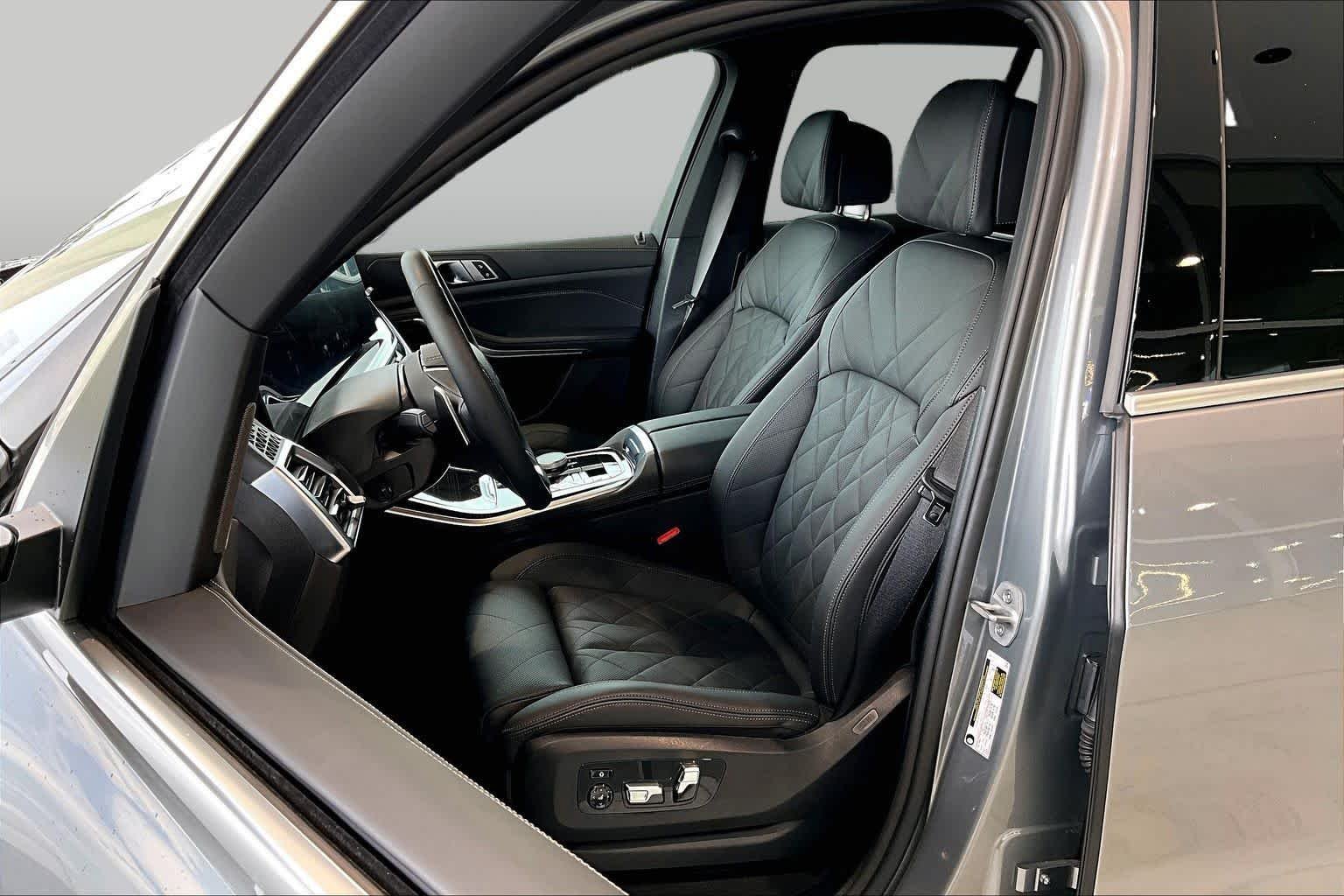 Used 2026 Skyscraper Grey Metallic BMW sDrive40i image 7